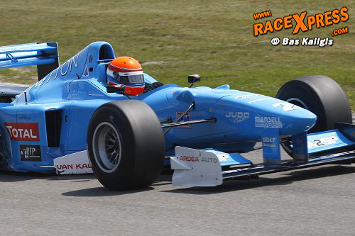 De Benetton Formule 1 van Alesi en de steen van een boeddhist brengen geluk